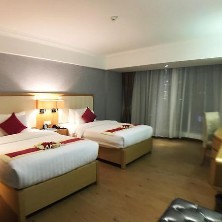 Discovery Hotel Phnom Pen Exterior foto