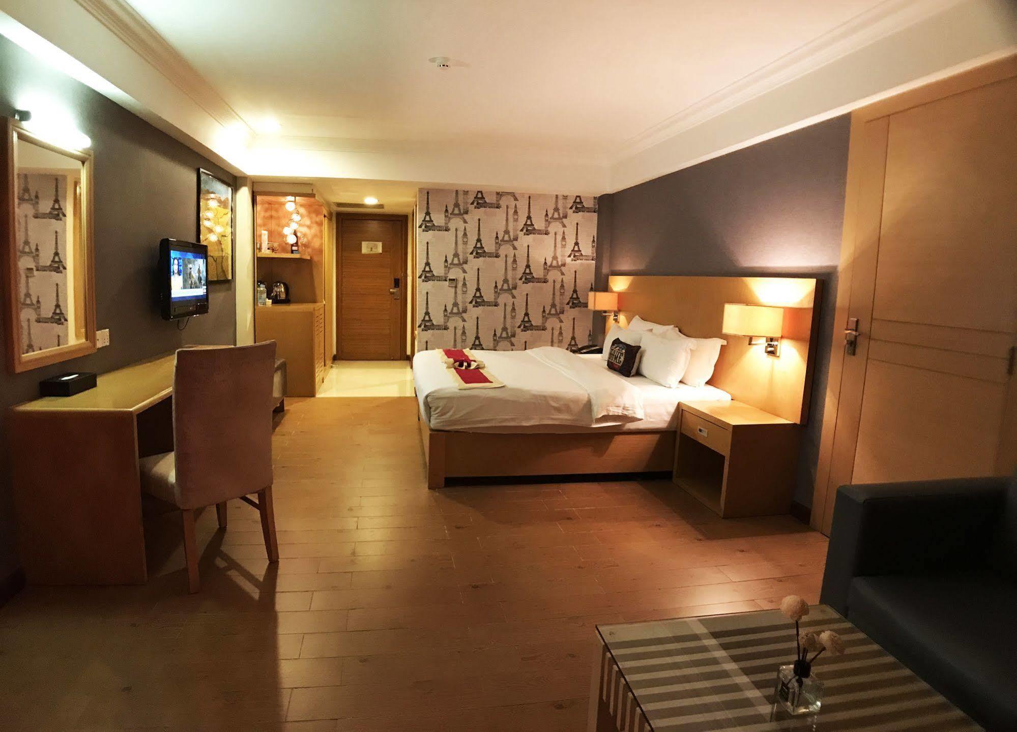 Discovery Hotel Phnom Pen Exterior foto
